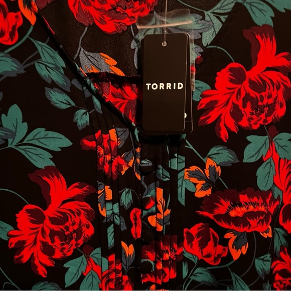 TORRID FLORAL blouse w/ V-neck LOTS of covered buttons, mini pleats front, Sz 2X - Picture 4 of 11